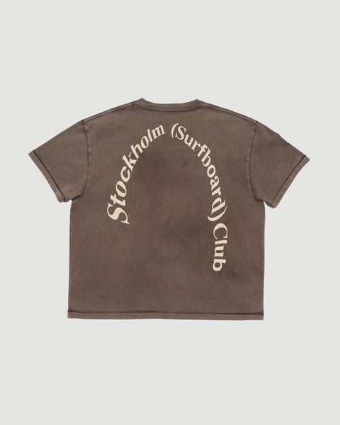 Stockholm Surfboard Club – Box Tee Back Logo Hickory – Tenue de Nîmes