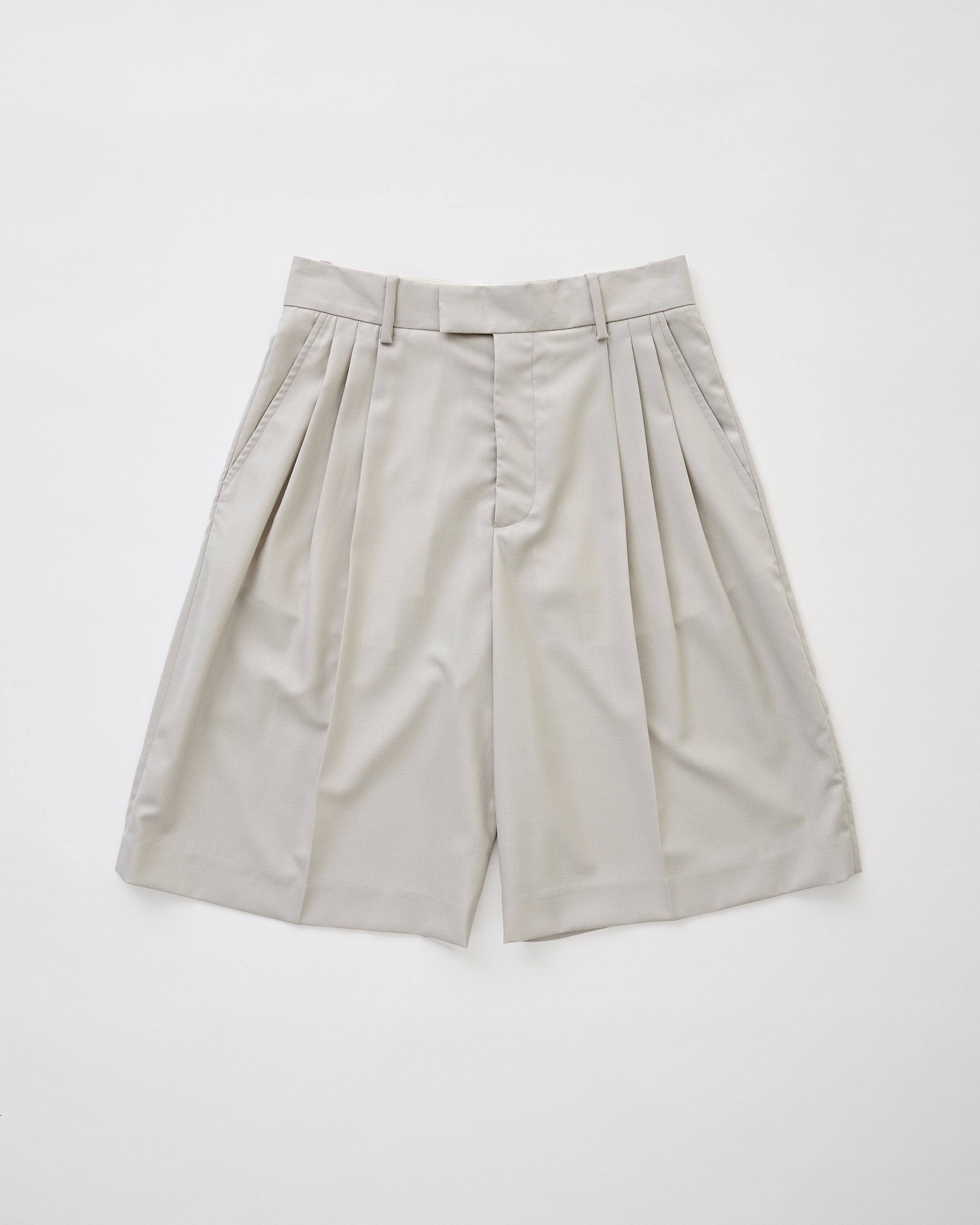 6397 3-Pleat Short Cement Shorts Women
