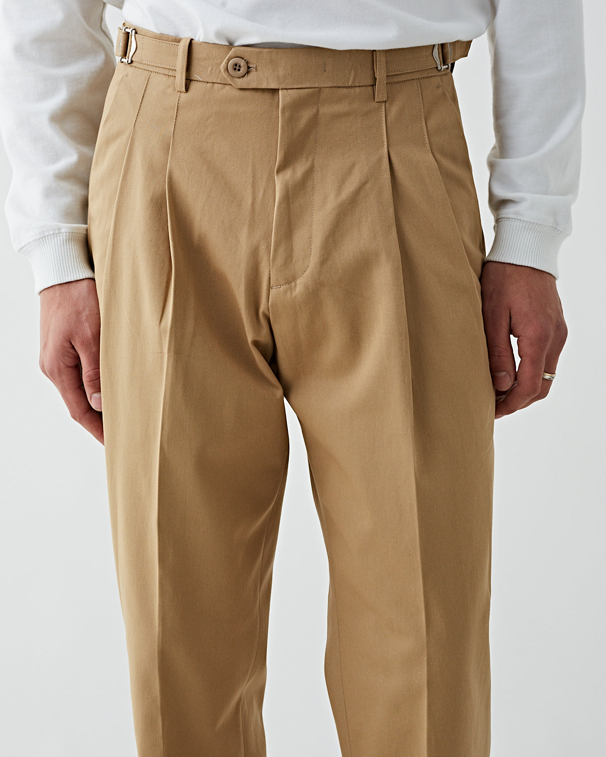 FrizmWORKS – Side Adjust Two Tuck Pants Beige – Tenue de Nîmes