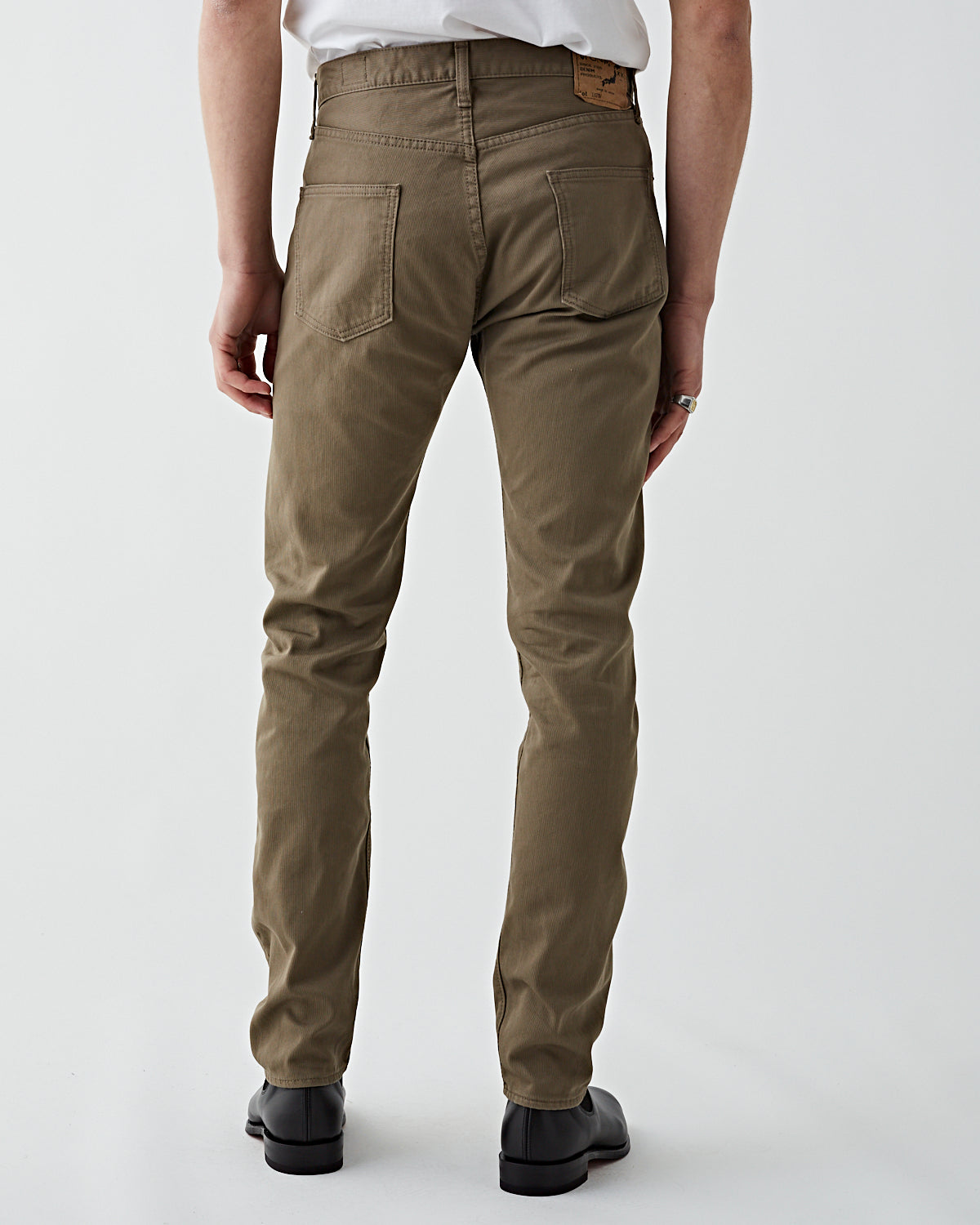 What colors look good with olive green pants? | Green pants outfit, Pants  outfit men, Olive pants men