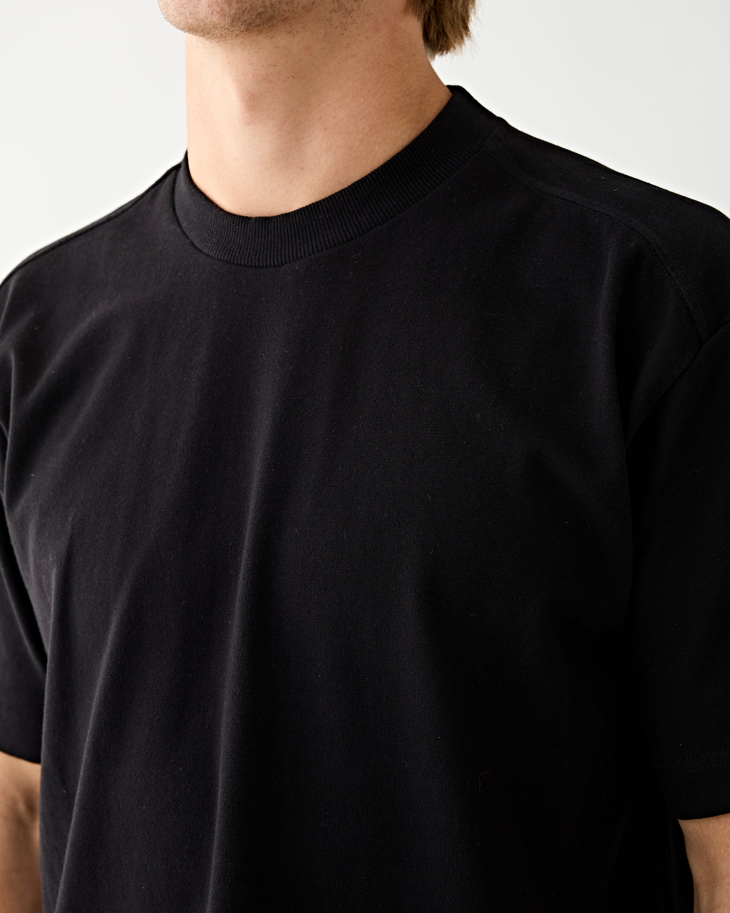 Tenue t shirt noir homme sale